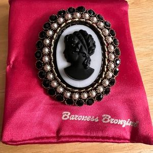 Beautiful vintage Baroness Bronzini cameo